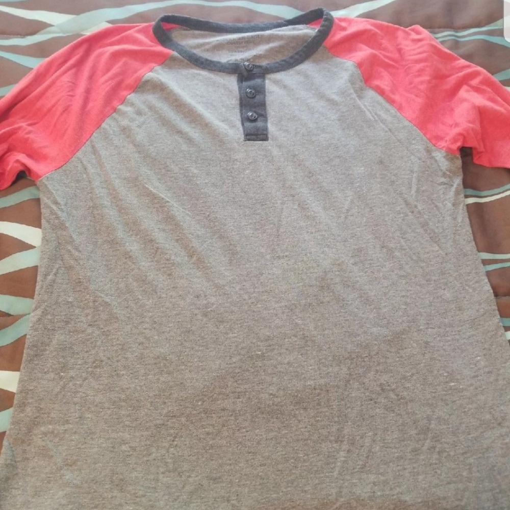 Mens M American Eagle top